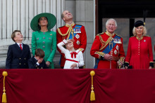 Britský kráľ Karol, kráľovná Kamila, princ William, Catherine, princezná z Walesu, princ George, princezná Charlotte a princ Louis na balkóne Buckinghamského paláca. FOTO: Reuters