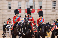 Britský kráľ Karol, princ William a princ Edward, vojvoda z Edinburghu, na Horseguards Parade Ground na počesť kráľových oficiálnych narodenín. FOTO: Reuters
