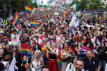 Ľudia sa zúčastňujú pochodu LGBTQ+ rovnosti vo Varšave. FOTO: Reuters