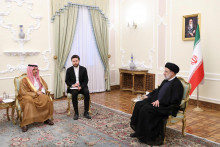 Iránsky prezident Ebrahim Raisi sa v Teheráne stretol so saudskoarabským ministrom zahraničných vecí princom Faisalom bin Farhan Al Saud. FOTO: Reuters