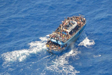 Fotografia poskytnutá gréckou pobrežnou strážou ukazuje migrantov na palube člna počas záchrannej operácie, než sa ich loď prevrhla na otvorenom mori pri Grécku. FOTO: Reuters