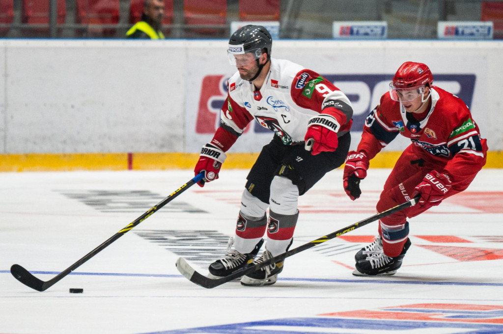 Juraj Šimek (v popredí) v akcii počas svojho prvého extraligového duelu v prešovskom drese.