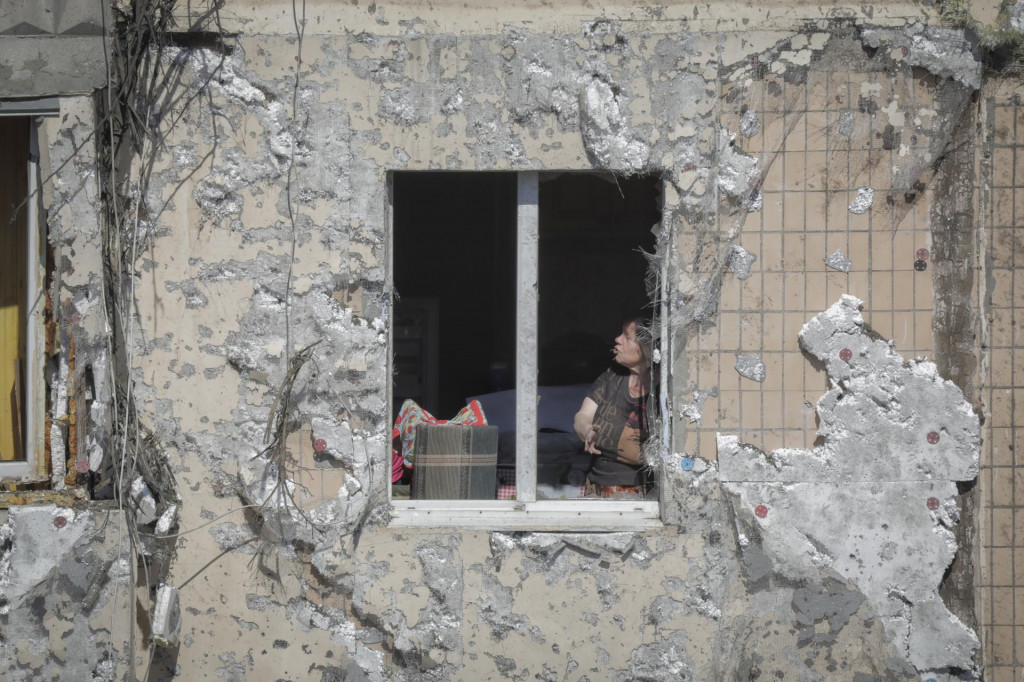 Viacposchodová obytná budova, ktorú zničiili ruské útoky dronmi v ukrajinskom prístavnom meste Odesa. FOTO: TASR/AP