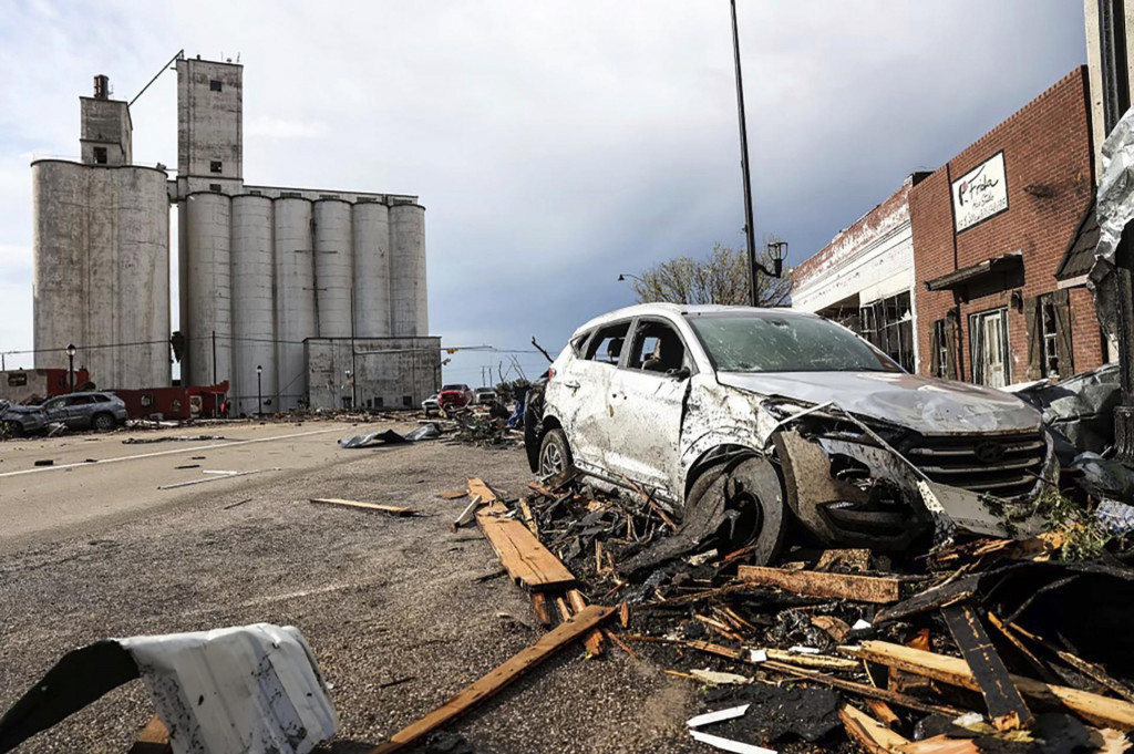Vrak auta a poškodené budovy po tom, čo sa prehnalo tornádo v texaskom meste Perryton. FOTO: TASR/AP
