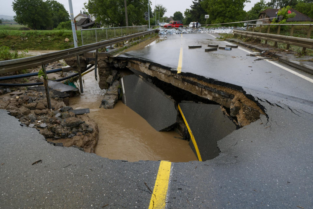 Most, ktor&yacute; po&scaron;kodila povodňov&aacute; voda v meste Adrani pri Kraljeve v Srbsku. FOTO: TASR/AP