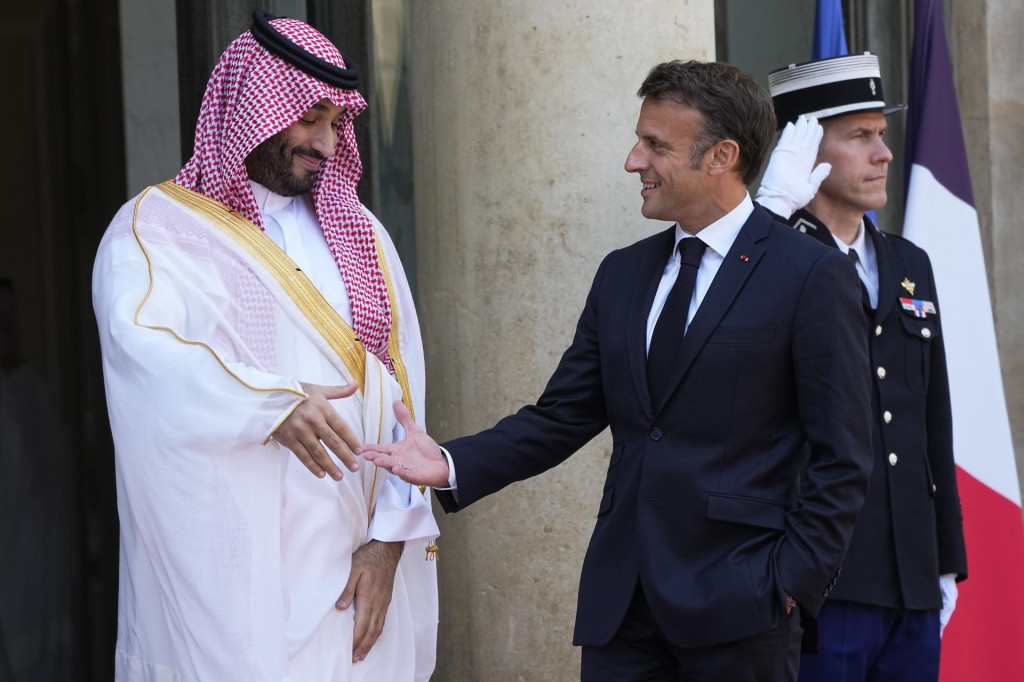 Franc&uacute;zsky prezident Emmanuel Macron a saudskoarabsk&yacute; korunn&yacute; princ Muhammad bin Salm&aacute;n počas stretnutia v Elyzejsko pal&aacute;ci v Par&iacute;ži. FOTO: TASR/AP