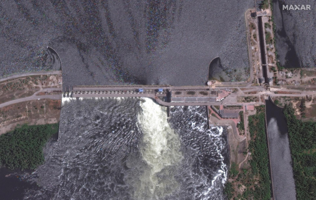 Priehrada Nov&aacute; Kachovka pred jej zr&uacute;ten&iacute;m. FOTO: Reuters/Maxar Technologies