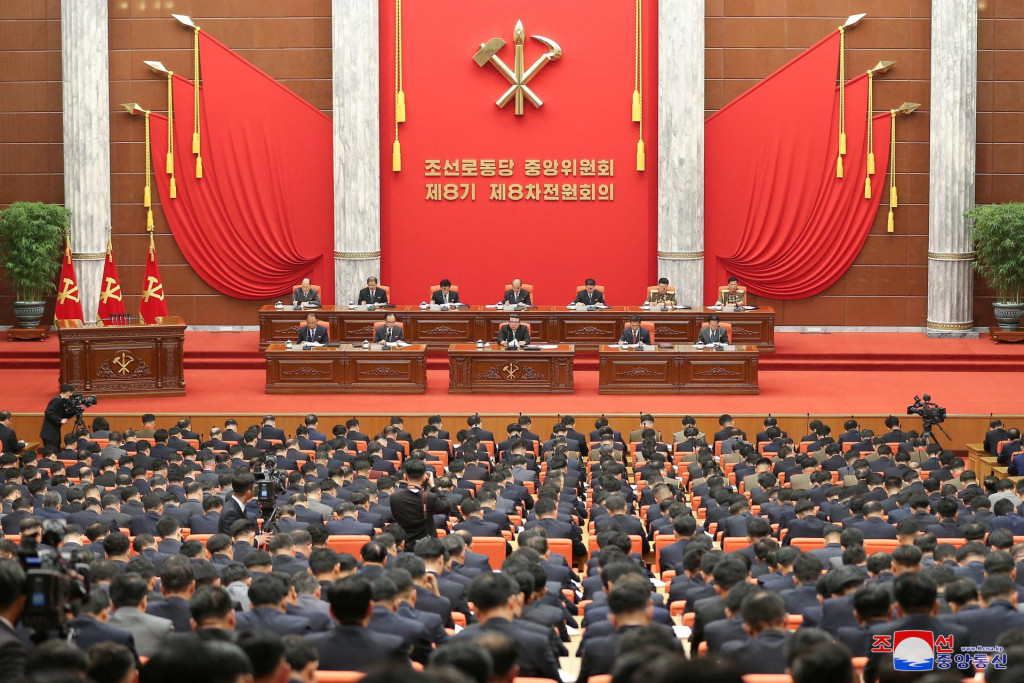 Severokórejský vodca Kim Čong-un sa zúčastňuje na ôsmom rozšírenom plenárnom zasadnutí ôsmeho ústredného výboru Kórejskej strany pracujúcich v Pchjongjangu. FOTO: Reuters/KCNA