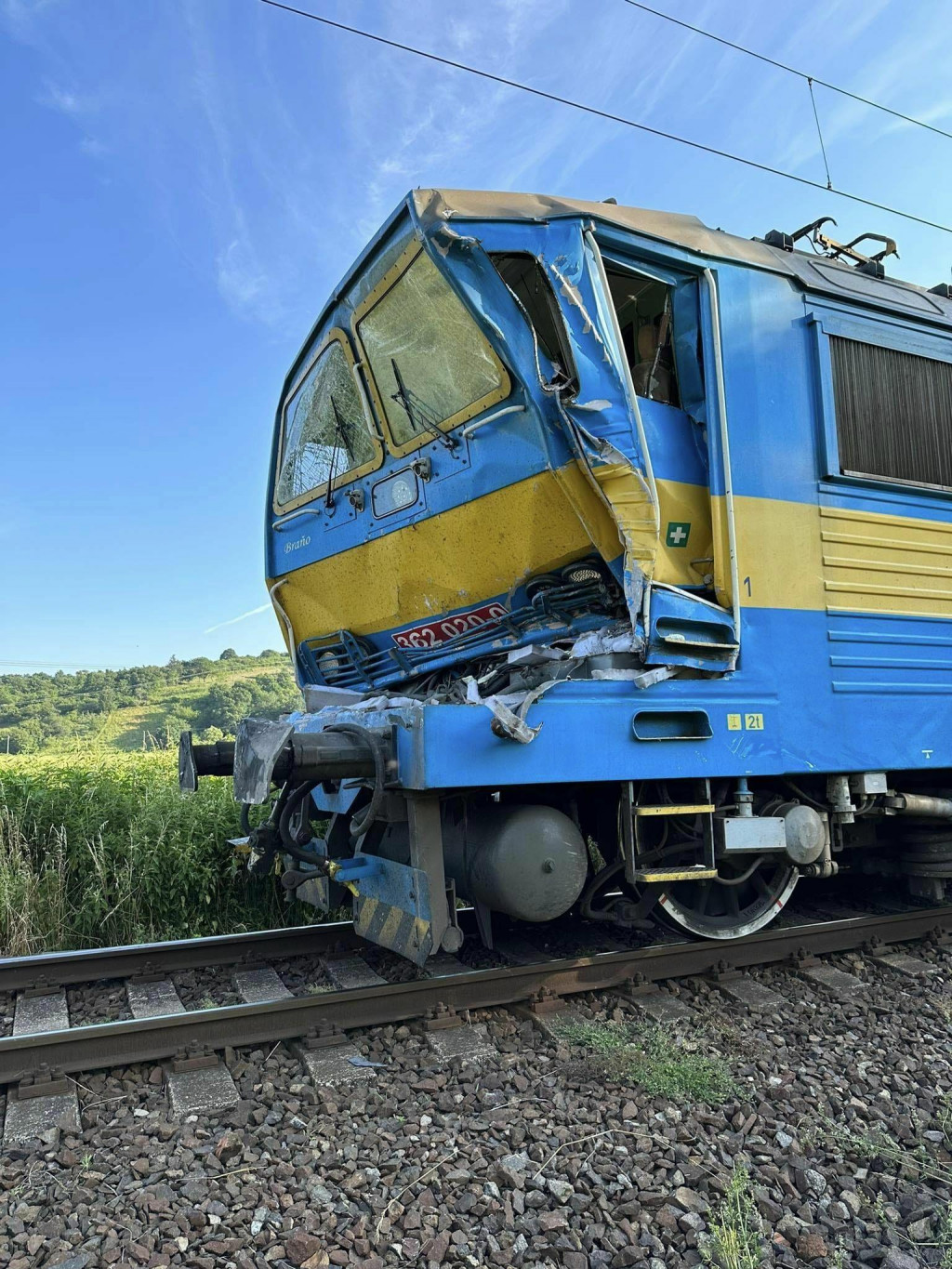 Valk po zrážke s kamiónom na železničnom pricestí v Hronskom Beňadiku. FOTO: FB/Obmedzenia prevádzky na tratiach ŽSR