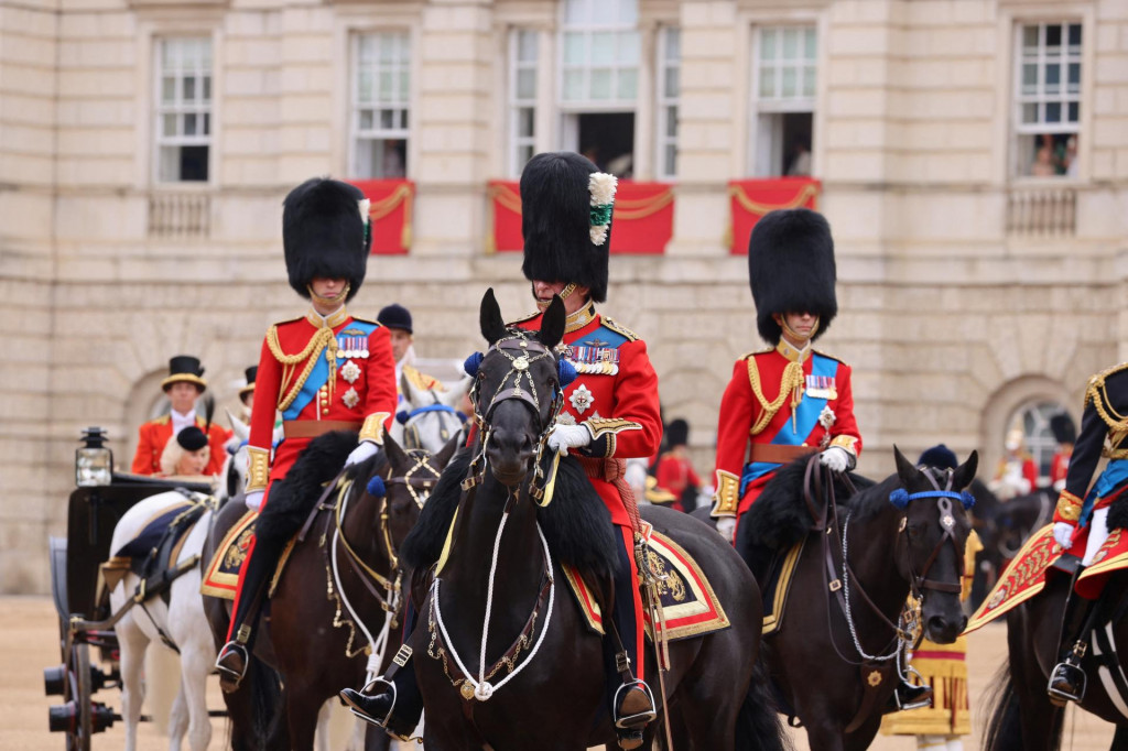 Britsk&yacute; kr&aacute;ľ Karol, princ William a princ Edward, vojvoda z Edinburghu, na Horseguards Parade Ground na počesť kr&aacute;ľov&yacute;ch ofici&aacute;lnych naroden&iacute;n. FOTO: Reuters