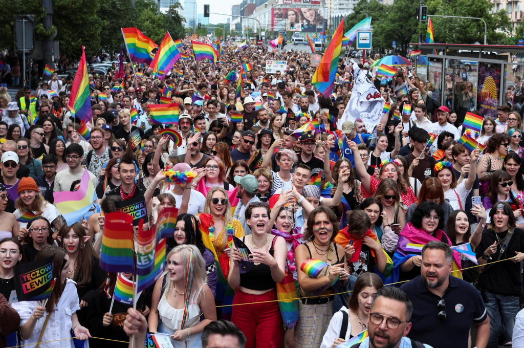 Ľudia sa z&uacute;častňuj&uacute; pochodu LGBTQ+ rovnosti vo Var&scaron;ave. FOTO: Reuters