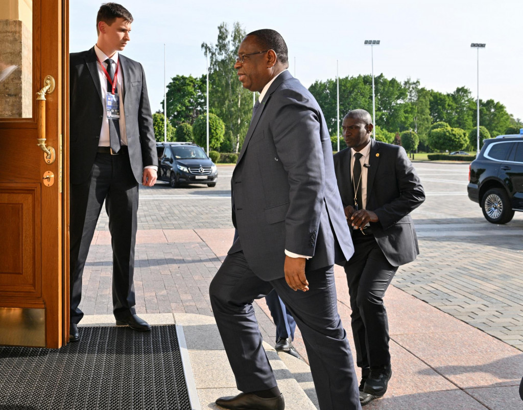Senegalský prezident Macky Sall prichádza na stretnutie s ruským prezidentom Vladimirom Putinom s delegáciou afrických lídrov v Petrohrade v Rusku. FOTO: Reuters