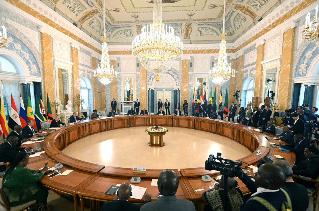 Ruský prezident Vladimir Putin sa zúčastňuje na stretnutí s delegáciou afrických lídrov, aby prediskutovali ich návrh na mierové rozhovory medzi Ruskom a Ukrajinou. FOTO: Reuters