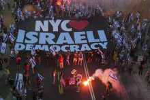 Demonštranti protestujú proti súdnej reforme v Tel Avive v sobotu. FOTO TASR/AP