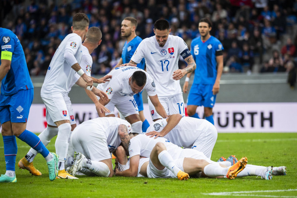Slovenskí reprezentanti sa tešia z kuriózneho víťazného gólu do siete Islandu, ktorý strelil ležiaci Tomáš Suslov. FOTO: TASR/J. Novák