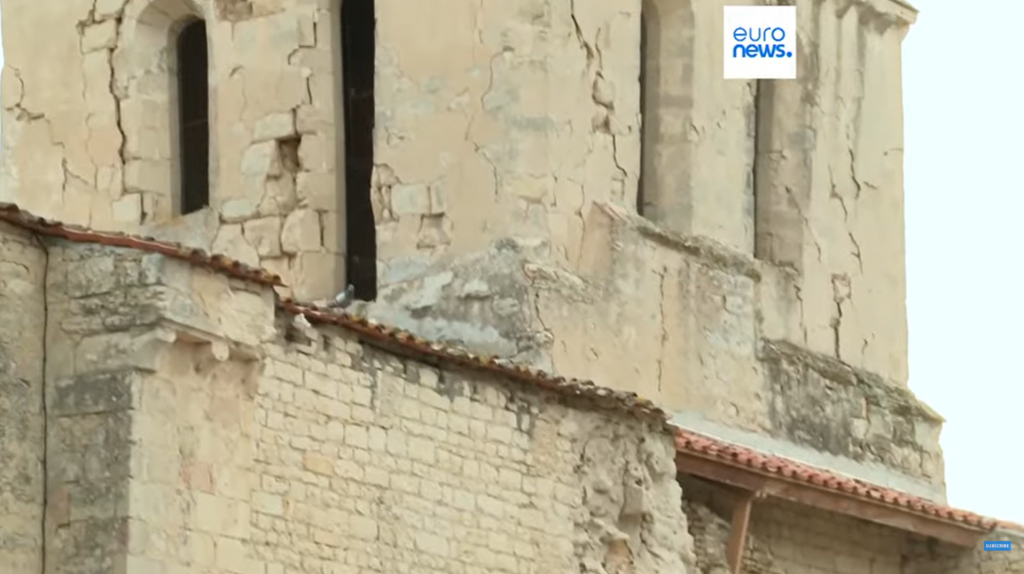 Po&scaron;koden&eacute; budovy. FOTO: YouTube/Euronews