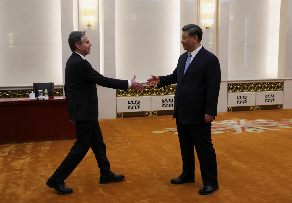 Americký minister zahraničných vecí Antony Blinken na stretnutí s čínskym prezidentom Si Ťin-pchingom v Pekingu. FOTO: REUTERS