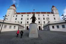 Bratislavský hrad je symbolom štátnosti Slovenska, ktoré už roky vo verejných financiách prešľapuje na mieste. FOTO: HN/Pavol Funtál
