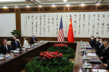 Americký minister zahraničných vecí Antony Blinken sa stretol s čínskym riaditeľom Úradu ústrednej zahraničnej komisie Wang I v Štátnom penzióne Diaoyutai v Pekingu. FOTO: Reuters