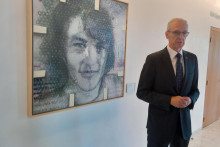 Ivan Štefanec predstavil v Európskom parlamente v Štrasburgu portrét Jána Kuciaka. FOTO: HN/Pavel Novotný