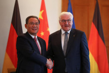 Nemecký prezident Frank-Walter Steinmeier prijíma čínskeho premiéra Li Čchianga na rokovanie v Berlíne. FOTO: Reuters