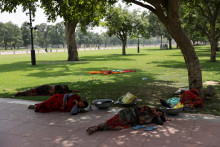 Robotníčky odpočívajú pod stromom počas horúceho letného dňa v Naí Dillí, India. FOTO: Reuters