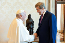 John Kerry a pápež František. FOTO: REUTERS