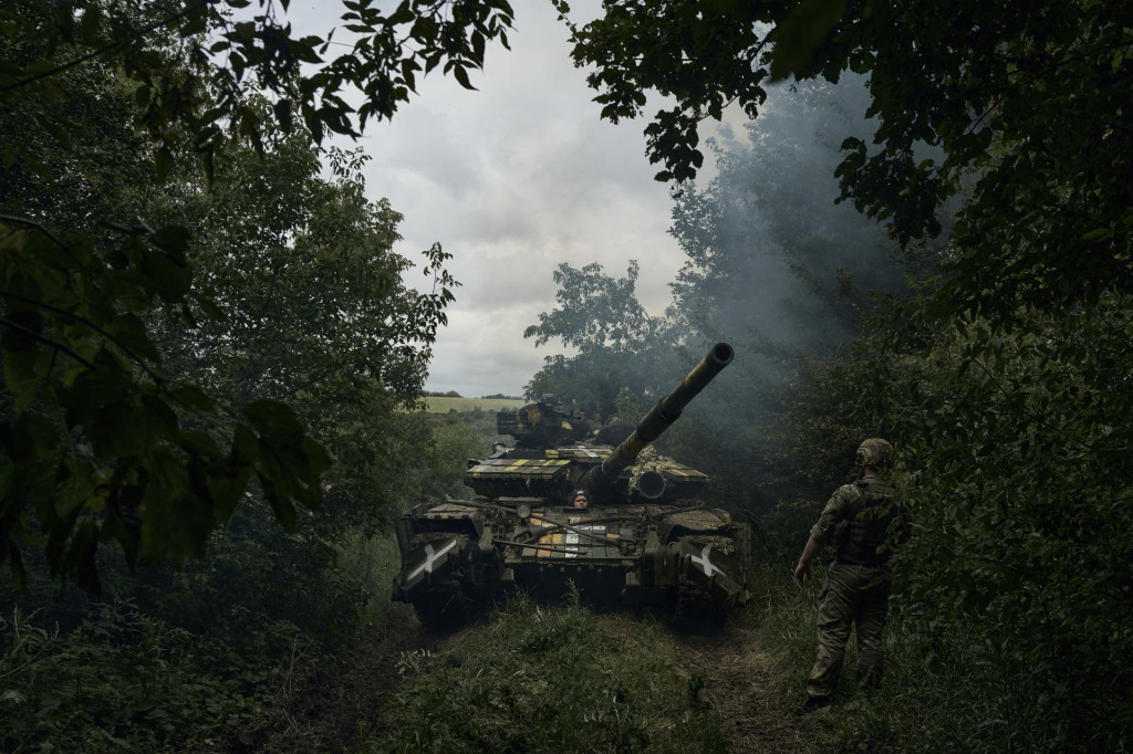 Ukrajinský tank jazdí na fronte pri meste Bachmut v Doneckej oblasti. FOTO: TASR/DPA

