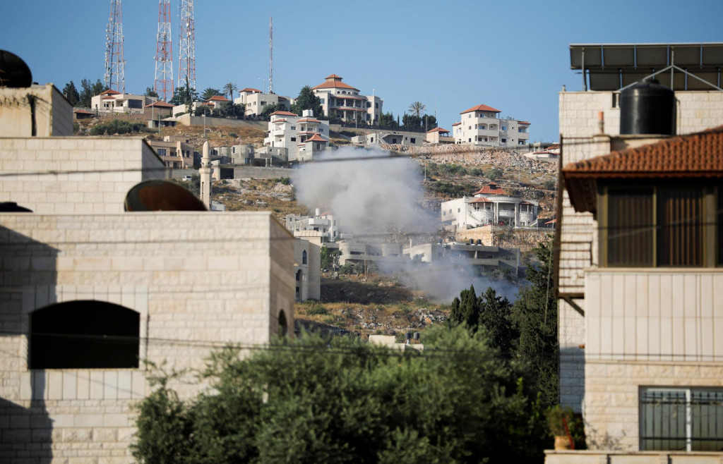 Stúpajúci dym počas izraelského náletu v Džaníne, na Izraelom okupovanom Západnom brehu Jordánu. FOTO: Reuters