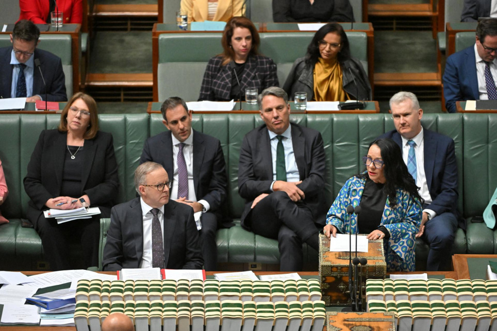 Austrálsky premiér Anthony Albanese a ministerka pre pôvodných obyvateľov Austrálie Linda Burneyová. FOTO: Reuters
