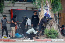 Palestínski ozbrojenci sa stretávajú s izraelskými jednotkami počas izraelského náletu v Džaníne. FOTO: Reuters
