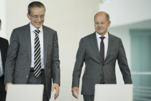 Nemecký kancelár Olaf Scholz (vpravo) a šéf Intelu Pat Gelsinger počas slávnostného podpisu dohody medzi nemeckou vládou a americkým výrobcom čipov. FOTO: TASR/DPA
