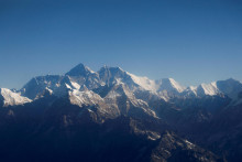 Mount Everest, najvyšší vrch sveta, a ďalšie vrcholy himalájskeho pohoria. FOTO: Reuters
