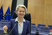 Predsedníčka Európskej komisie Ursula von der Leyenová zvoní zvončekom na začiatku pravidelného zasadnutia Kolégia komisárov v sídle EÚ v Bruseli. FOTO: TASR/AP