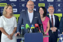 Richard Sulík, predseda SaS a Jana Kiššová so spolustraníkmi. FOTO: HN/Akos Cséplö