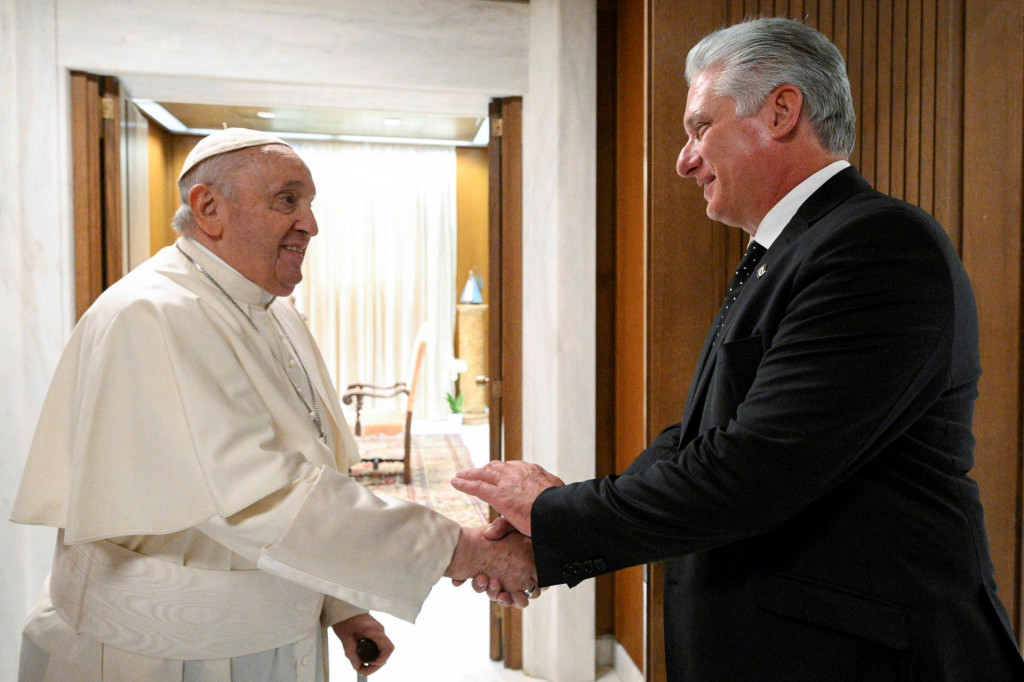 Pápež František sa stretol s kubánskym prezidentom Miguelom Díaz-Canelom vo Vatikáne. FOTO: Reuters