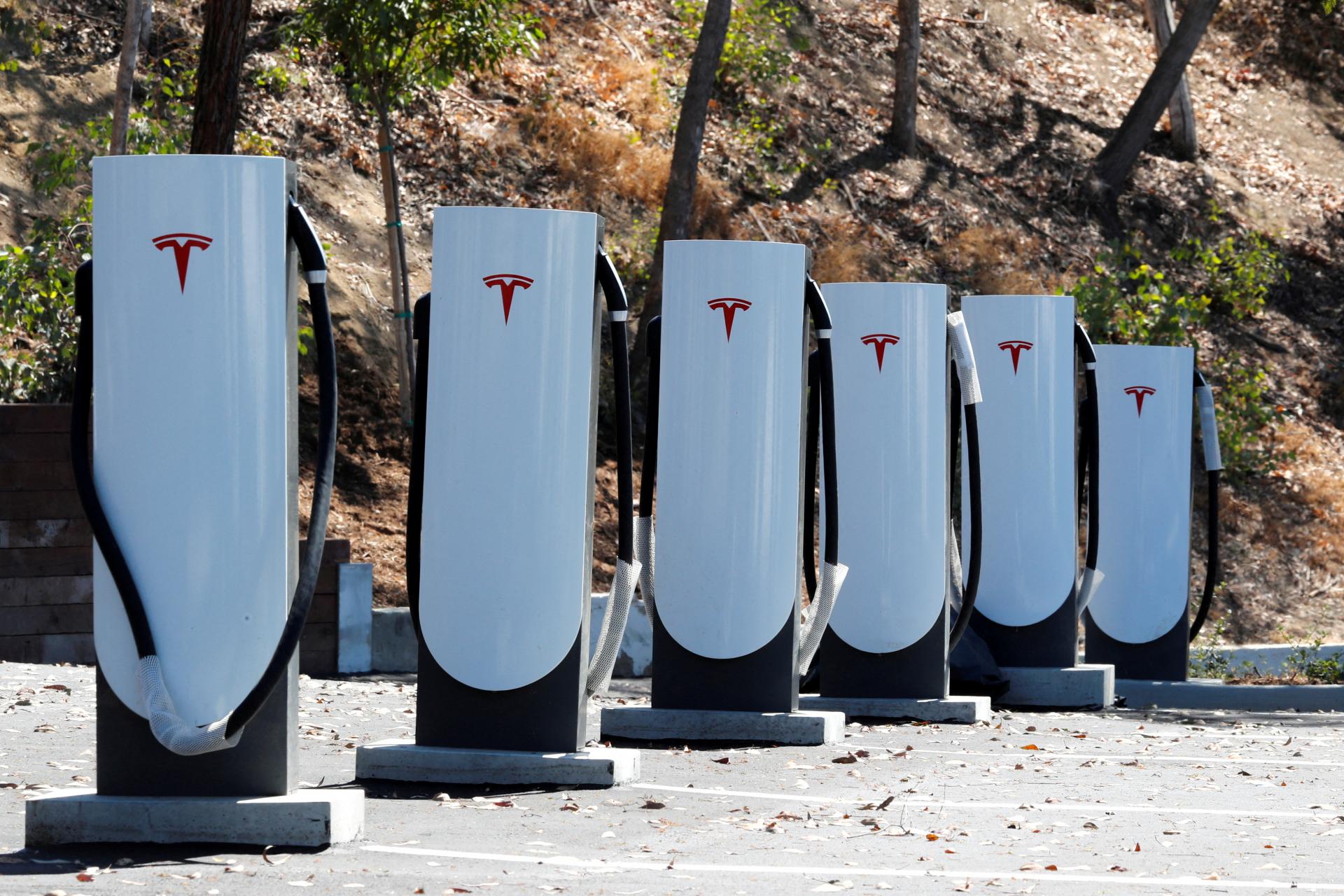 Tesla ovládla trh nabíjacích staníc v USA