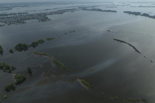 Zaplavené územie po zničení Kachovskej priehrady na rieke Dneper, ktorá je znečistená ropou v ukrajinskom meste Cherson na juhu Ukrajiny. FOTO: TASR/AP
