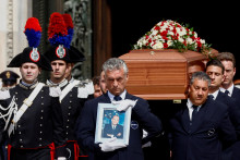 Rakva bývalého talianskeho premiéra Silvia Berlusconiho počas jeho štátneho pohrebu v katedrále Duomo v Miláne, Taliansko 14. júna 2023. FOTO: Reuters