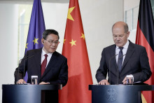 Nemecký kancelár Olaf Scholz (vpravo) počas spoločnej tlačovej konferencie s čínskym premiérom Li Čchiangom po ich stretnutí v Berlíne. FOTO: TASR/AP