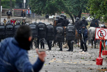 Demonštranti sa stretávajú s políciou počas násilných protestov proti schváleniu reformy provinčnej ústavy v San Salvador de Jujuy, Argentína. FOTO: Reuters