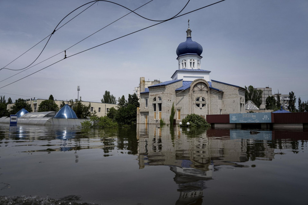 Zaplavená ulica s kostolom v ukrajinskom meste Cherson vo štvrtok 8. júna 2023. FOTO: TASR/AP