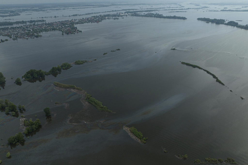 Zaplaven&eacute; &uacute;zemie po zničen&iacute; Kachovskej priehrady na rieke Dneper, ktor&aacute; je znečisten&aacute; ropou v ukrajinskom meste Cherson na juhu Ukrajiny. FOTO: TASR/AP