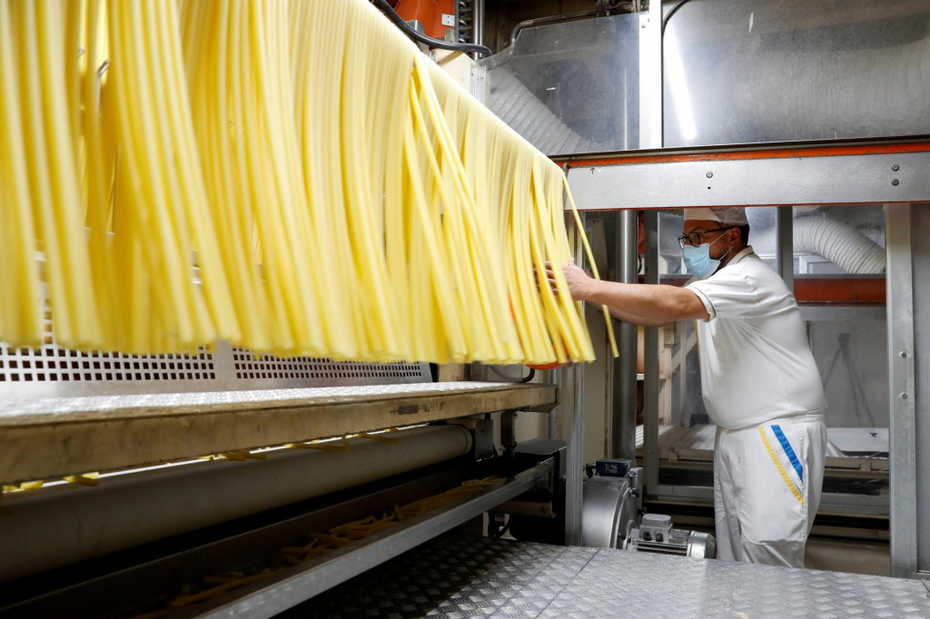 Zamestnanec talianskeho výrobcu De Cecco‘s pripravuje cestoviny vo fabrike v San Martine. FOTO: Reuters