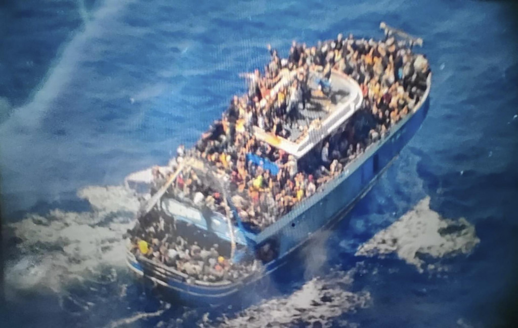 Desiatky ľudí na palube rybárskej lode, ktorá sa neskôr prevrátila a potopila pri južnom Grécku.  FOTO: TASR/AP