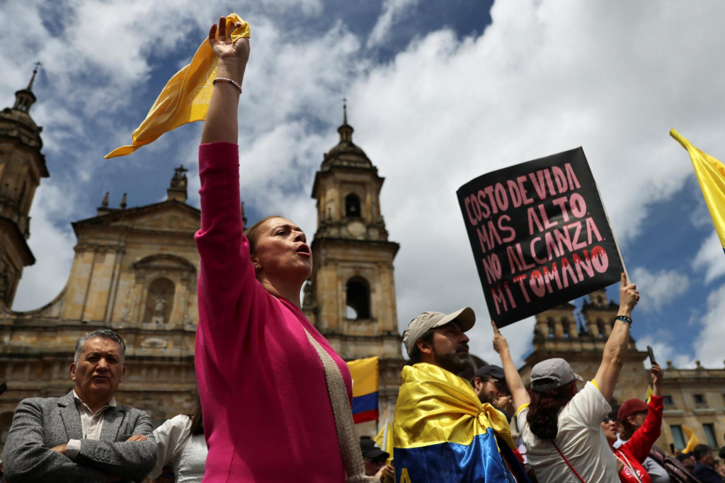 Demonštranti protestujú proti reformám kolumbijského prezidenta Gustava Petra v Bogote v Kolumbii. FOTO: Reuters