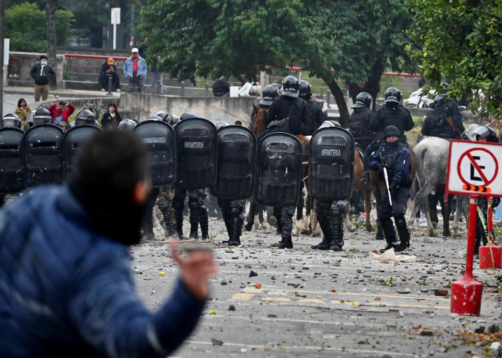Demon&scaron;tranti sa stret&aacute;vaj&uacute; s pol&iacute;ciou počas n&aacute;siln&yacute;ch protestov proti schv&aacute;leniu reformy provinčnej &uacute;stavy v San Salvador de Jujuy, Argent&iacute;na. FOTO: Reuters