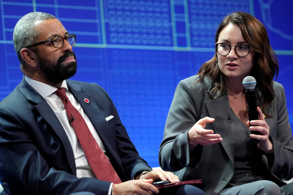 Britsk&yacute; minister zahraničn&yacute;ch vec&iacute; James Cleverly a Julia Svyrydenko, prv&aacute; podpredsedn&iacute;čka vl&aacute;dy Ukrajiny. FOTO: Reuters