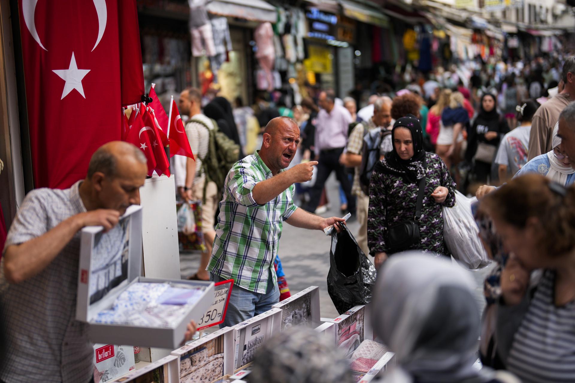Turecká centrálna banka zvýšila kľúčovú sadzbu o 650 bodov na pätnásť percent