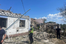 Policajti kontrolujú miesto obytnej zóny zasiahnutej ruským raketovým útokom v Kyjevskej oblasti na Ukrajine. FOTO: Národná polícia Ukrajiny/ Reuters